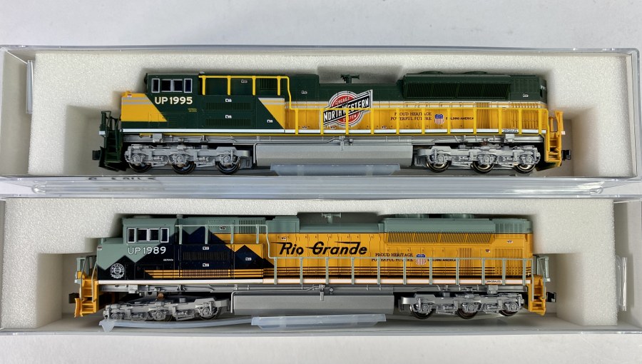 KATO – Écartement N -  Lot de 2 locomotives diesel : - EMD 70, D&RGW, Rio Grande, 1989, Jaune/Verte, - EMD 70, C&NW, Chicago&North Western, 1989 orange/noire, Réf 176-8405, 176-8407, NB
