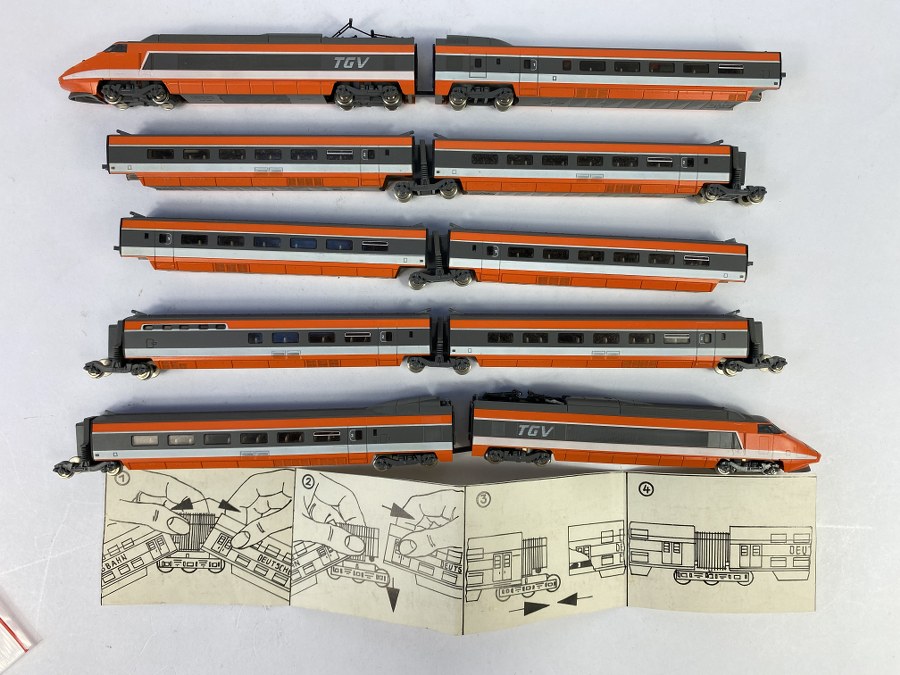 KATO – Écartement N – Rame TGV Sud Est, orange, avec motrice, Dummy, 8 wagons et notice d’accrochages. Réf 10 091, Sans Boite, BE