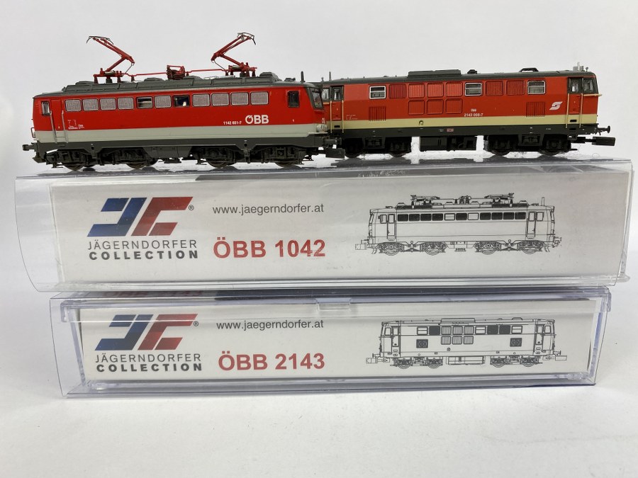 J.C. (Jaegerndorfer Collection) - Écartement N, Lot de 2 locomotives : -  Diesel type BR 2143.008, ÖBB, rouge/ beige, - Électrique type BR 1142.651, ÖBB, rouge/ beige, Réf 61010, 64050, NB