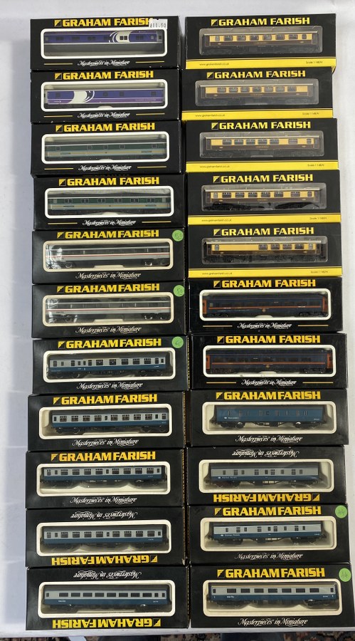 Graham Farish, Écartement N 1/148ème. Lot de 22 wagons à bogies,  voyageurs (flèche d’or, etc...). NB