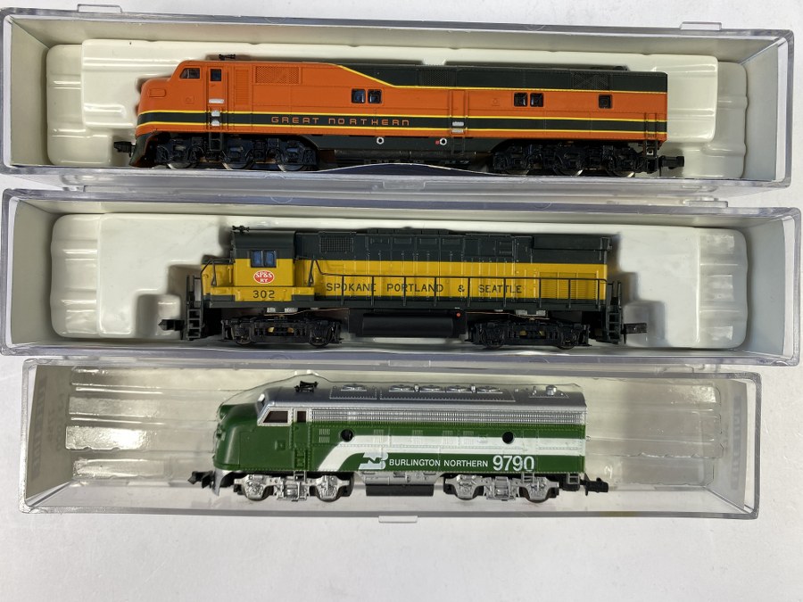 Life-Like Train – N – Lot de 3 locomotives Diesel : - Type EMD F7, B.N. 9790 (Burlington Northern), verte/gris argent, - Alco C-424, SP&S, Spokane portland&Seattle, 402, jaune/noire, - Type E7-A, Great Northern, 504, Orange/noire à filets jaune. Réf 7755, C424, 7007 NB