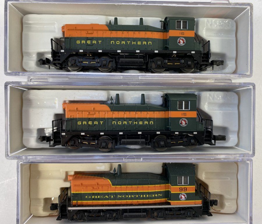 Life-Like Train – N – Lot de 3 locomotives Diesel de la Great Northern, Orange/noire à filets jaune. : - Type EMD SW8 GN 99, - Type EMD SW9/1200 GN 16, - Type EMD SW9/2100 GN 15, Réf 7953, 7511, 7510, NB