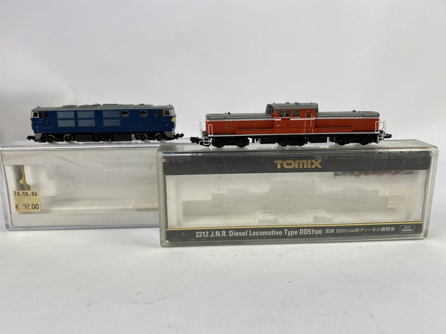 TOMIX - écartement N – Lot de 2 locomotives : - Diesel type DD51-5 JNR, rouge/grise, - Diesel Type DD54 JNR, Bleue, Réf – 2212, 2203, TBE en BO