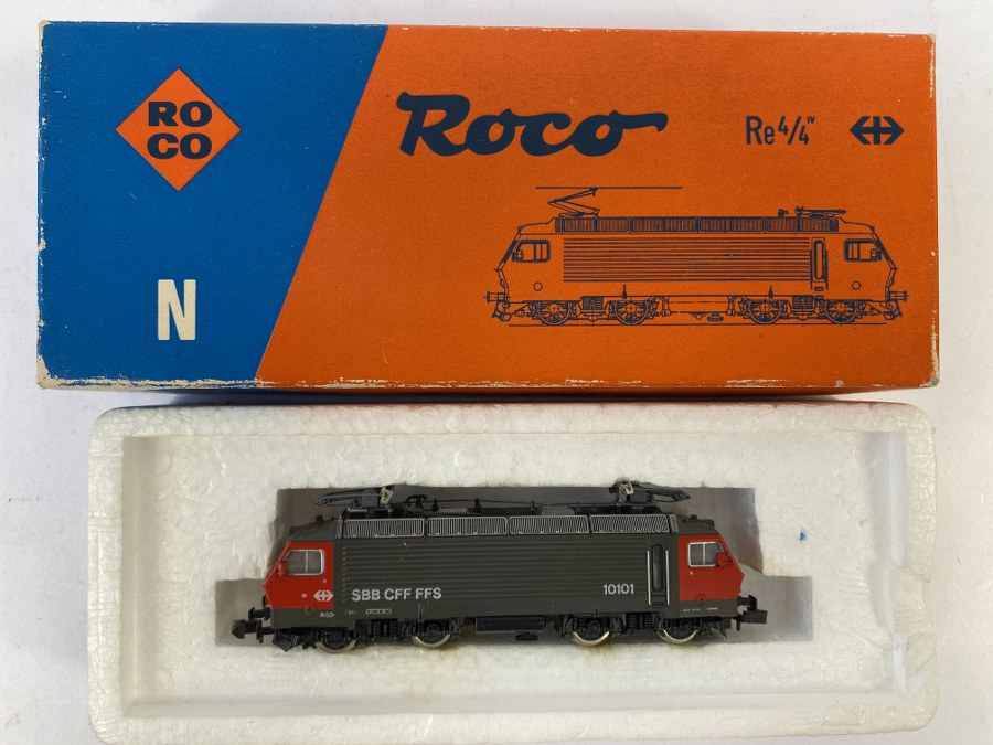 ROCO Écartement N, Locomotive type Re 4/4 10101 pour la SBB, Grise/rouge, Réf 02166, TBE BO