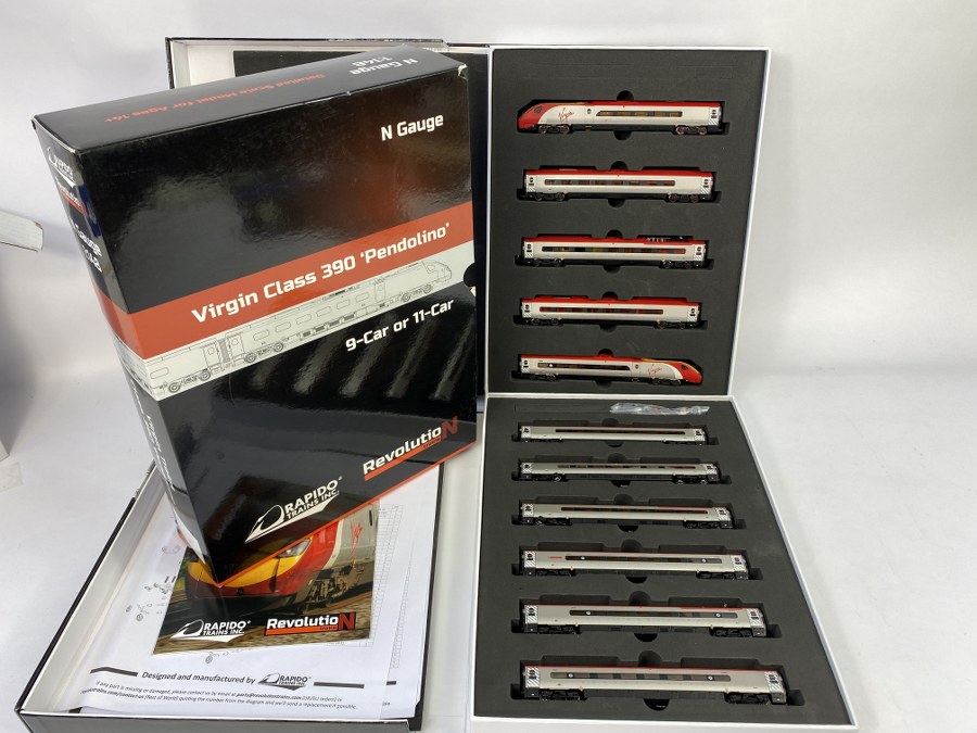 Revolutiontrains – N – Double coffret contenant Le Rapido Train, 2501B,  le Virgin Pendolino se composant de 11 élements  class 390 avec toutes les notices. Train de la ville de Manchester dans sa livrée Virgin., Réf 390114, Neuf Boite