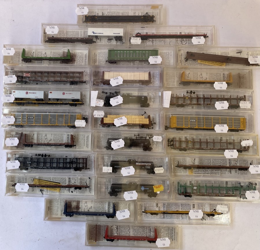 Micro Trains Line, Écartement N – 1/160ème - Lot de 27 wagons marchandises (transport containers, citerne,etc…) à bogies NB