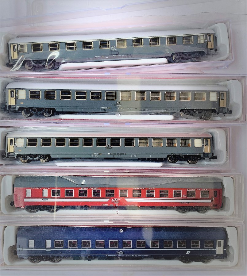 A.C.M.E. Menzel model Écartement N, lot de 5 wagons NB Réf  16511 Bleu ,16511 Rouge CFR, 16510 a,b,c)