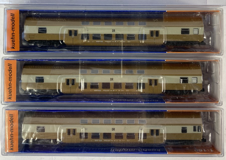 KUEHN-MODELL, Écartement N, 1/160ème, un pack de 3 wagons voyageurs marrons et gris à étages.Réf 91021,91022,91023.NB