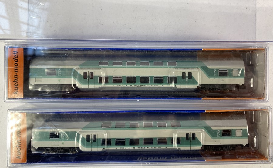 KUEHN-MODELL, Écartement N, 1/160ème, un pack de 2 wagons voyageurs à étages vert et gris.Réf 91056, 91057. NB