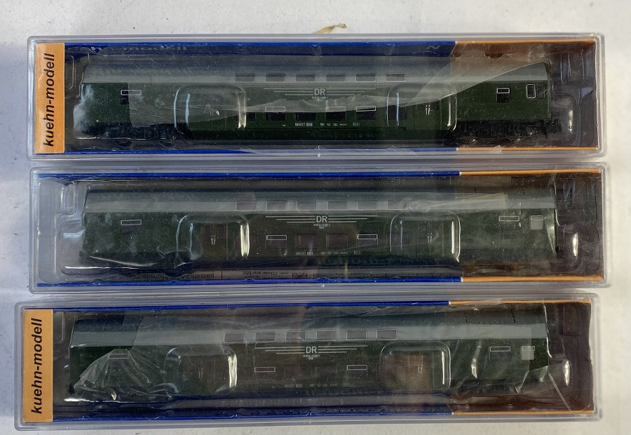 KUEHN-MODELL, Écartement N, 1/160ème, un pack de 3 wagons voyageurs à étages vert de la «DR», Réf 91001,91002,91003. NB