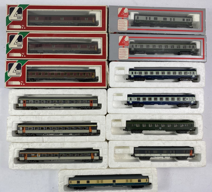 LIMA, Écartement N, Italie, 1/160ème, Lot de 13 wagons voyageurs à bogies dont Corail, FS 1er classe, etc.TBE  (8 boites manquantes)