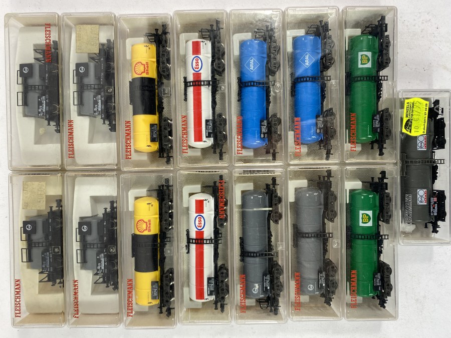 Fleischmann, Écartement N, 1/160ème, Lot de 15 wagons Tankers à bogies ( Esso, Shell, Aral, BP,etc..). Réf 8480 à 8483, 8485, 8405. NB