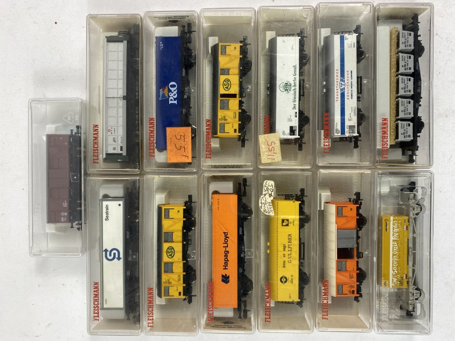 Fleischmann, Écartement N, 1/160ème, Lot de 13 wagons marchandises à bogies et essieux ( Hapag Lloyd, ASG, Seatrain, P&O, etc...) . Réf 8331-2, 8320, 8242, 8336, 831101, etc. NB