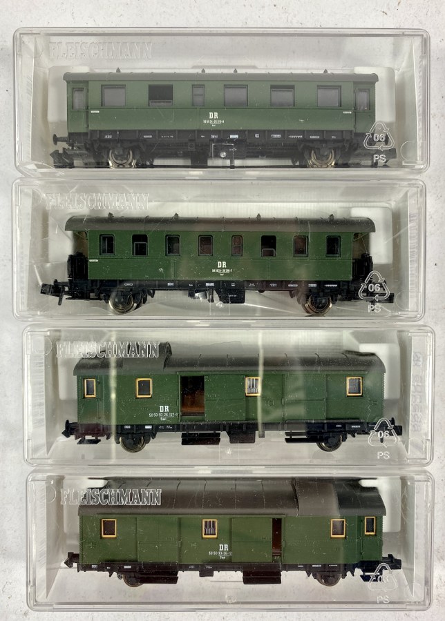 Fleischmann, Écartement N, 1/160ème, Lot de 4 wagons voyageurs vert à essieux,Réf 866101, 866001, 865906, NB