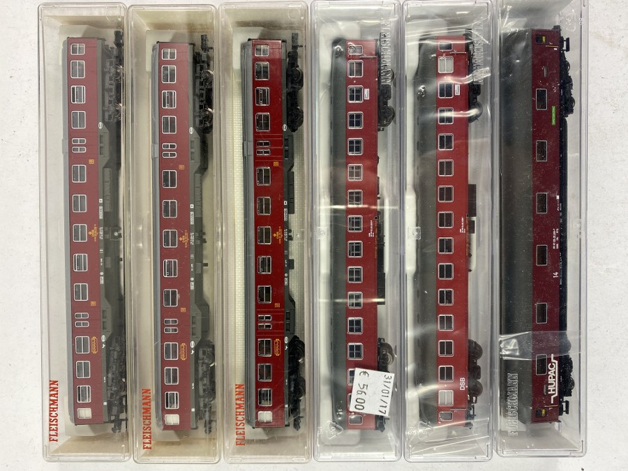 Fleischmann Écartement N, 1/160ème, Rame se composant de 5 wagons de voyageurs de la DB. (Deutch Bahn) rouge brique à toit gris et 1 wagon fourgon HUPAC. Réf 8157. NB