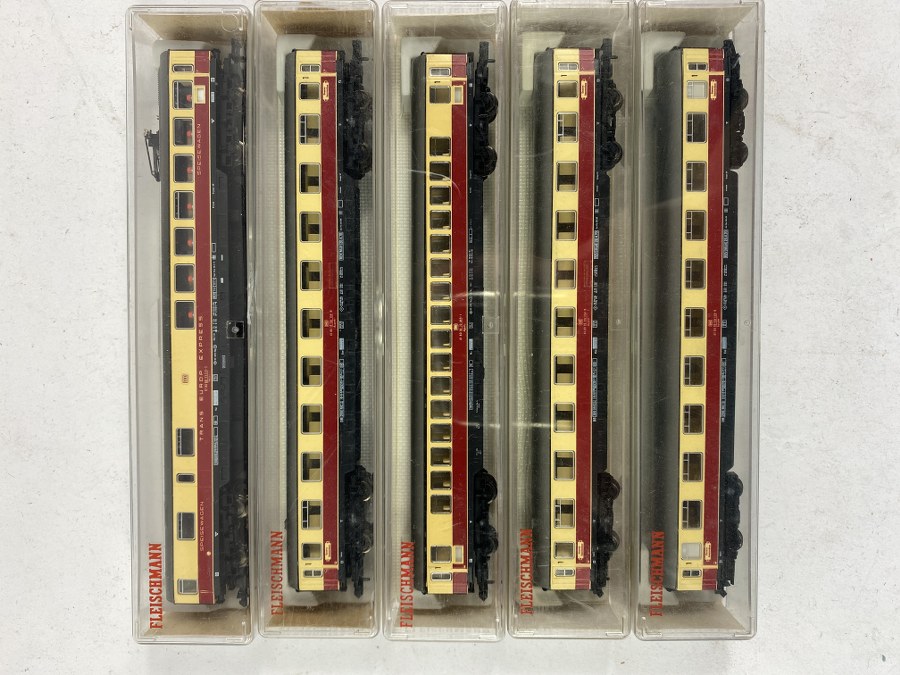Fleischmann, Écartement N, 1/160ème, Rame de 5 wagons Trans Europa Express de la DB (Deutch Bahn)  se composant de 5 wagons de voyageurs bicolore jaune et rouge à toit gris et 1 wagon restaurant (Speisewagen). Réf 8160, 8115,8151, 8152