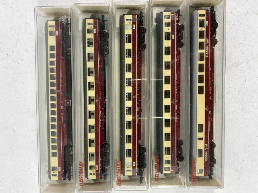 Fleischmann, Écartement N, 1/160ème, Rame de 5 wagons de la DB (Deutch Bahn)  se composant de 4 wagons de voyageurs 1ère classe bicolore jaune et rouge foncé  à toit gris et 1 wagon restaurant (Speisewagen). Réf 8192, 8194,8151, 8142, 8162