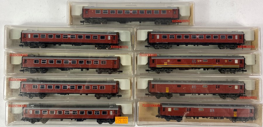 Fleischmann, Écartement N, 1/160ème – Rame se composant de 9 wagons de la DB  (Deutch Bahn) dont 6 voyageurs rouge brique à toit gris et 3 wagons fourgon de la «Post». Réf 8170, 8171 8172, 8670. NB
