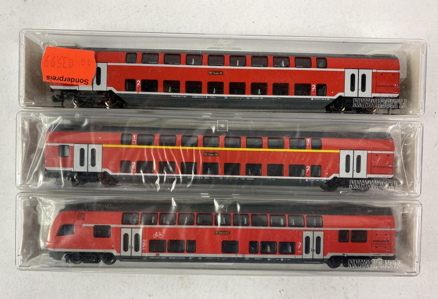 Fleischmann, Écartement N, 1/160ème, Rame en  3 éléments  de la HBF Munster Augsburg  se composant de 3 wagons de voyageurs à étages rouge à toit gris. Réf 8620, 8627, 8628. NB