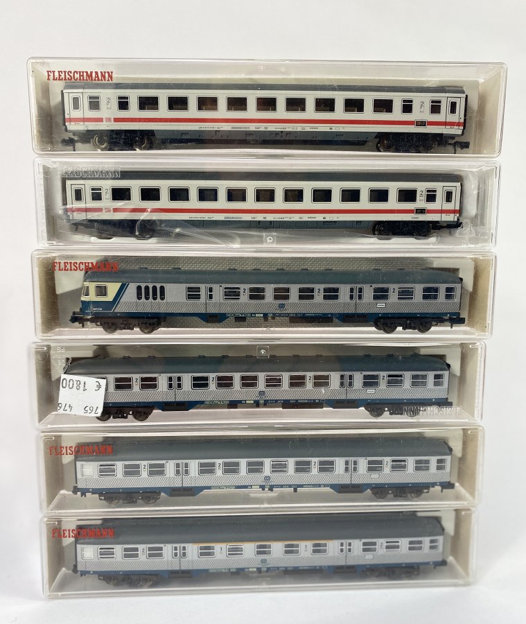 Fleischmann, Écartement N, 1/160ème, Lot  se composant de 6  Wagons de la DB  (Deutch Bahn), 1 -Rame se composant de 4 wagons  (3 voyageurs 2ème classes et 1 1ère classe) gris clair  à toit gris foncé ,Réf 8160, 8192K, 8190K, 8140  et on y joint 2 wagons voyageurs 2ème classes gris clair à filet rouge et toit gris foncé Réf 8191K, NB