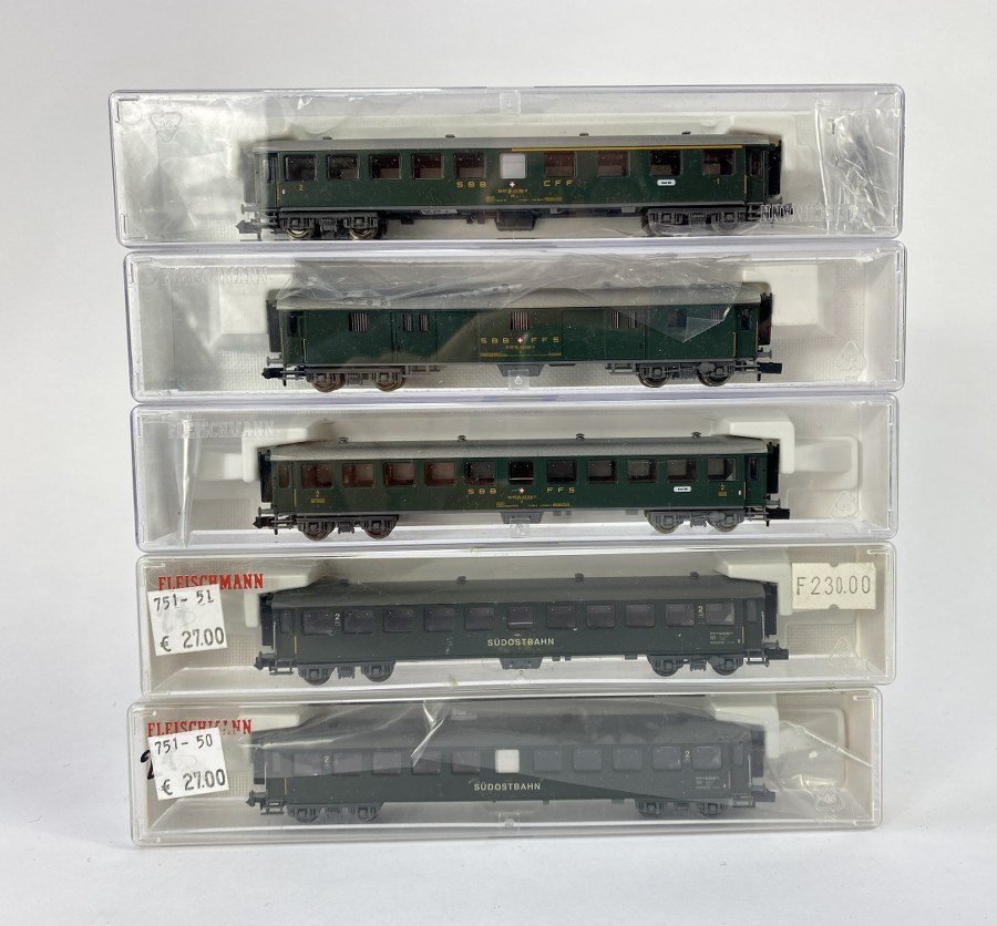 Fleischmann, Écartement N, 1/160ème, Lot  se composant de 5 Wagons, une Rame se composant de 3 wagons  SBB CFF  (1 voyageurs 1/2ème classes, 2ème classe et 1 fourgon bagages) vert à toit gris, Réf 813802 et on y joint 2 wagons voyageurs 2ème classes de la SÜDOSTBAHN vert foncé et toit gris foncé, Réf 8137K, NB