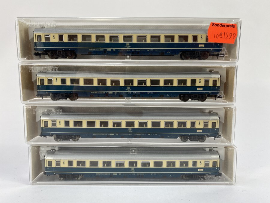  Fleischmann, Écartement N, 1/160ème, Rame se composant de 4 wagons voyageurs 2ème classes de la DB, (Deutch Bahn) Munchen-Hamburg «Munich Hambourg». Crème et bleu/vert à toit gris argent. Réf 8144K, 8194K. NB