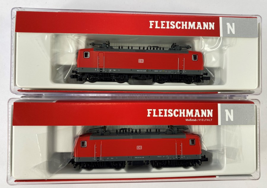 Fleischmann, Écartement N, 1/160ème, Lot de 2 Locomotives électrique Série 143, DB - AG rouge / grise. Réf 735503 - 735504. NB