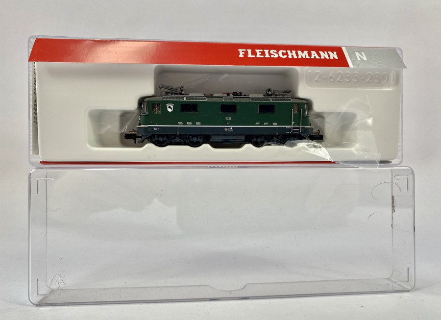 Fleischmann, Écartement N, 1/160ème, Locomotive électrique RE 4/4 SBB CFF  verte / grise. Réf 734010. NB