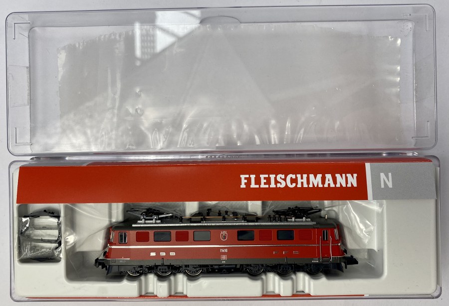 Fleischmann, Écartement N, 1/160ème, Locomotive électrique AE 6/6 SBB FFS, rouge / grise. Réf 737213. NB
