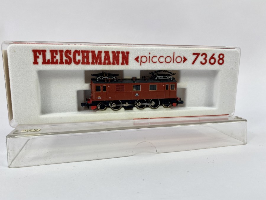 Fleischmann, Écartement N, 1/160ème, Locomotive électrique Série Du2 – SJ (Suède) marron. Réf 7368.   TBE en Boite