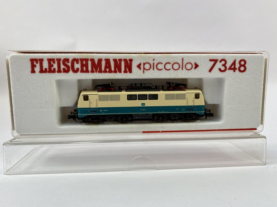 Fleischmann Écartement N, 1/160ème ,Locomotive électrique  BR 111-205-1, DB  crème vert turquoise. Réf 7348. NB