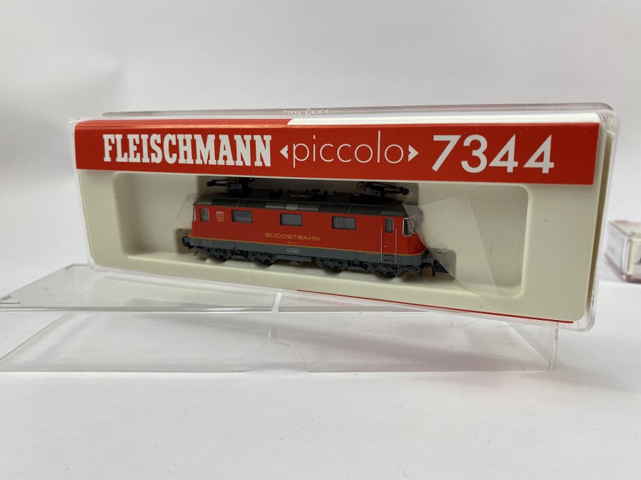 Fleischmann, Écartement N, 1/160ème, Locomotive électrique  RE 4/4 SOB (Sudostbahn), rouge et grise. Réf 7344. NB (couvercle boite cassé)