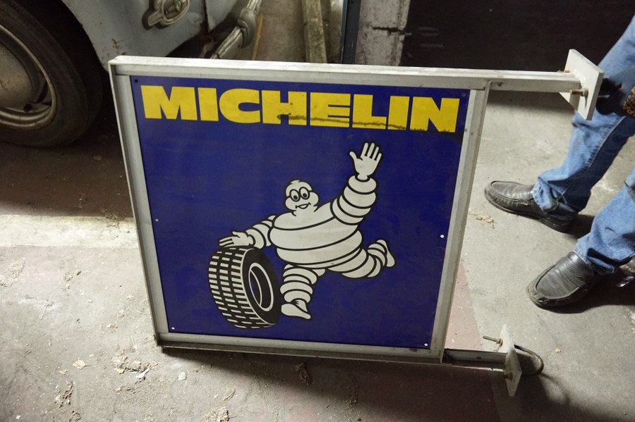 Panneau biface perpendiculaire MICHELIN publicitaire. 