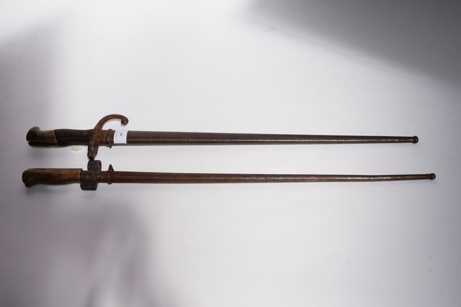 Une baionnette pour fusil Gras datée 1881. ON Y JOINT Une baionnette pour fusil Lebel.