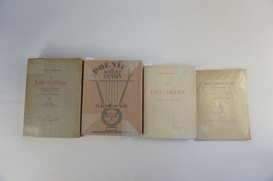 Lot de quatre ouvrages de poésie : Rémy de GOURMON. Le latin Mystique. Les poètes de lantiphonaire et la symbolique au Moyen Age. Préface de J.K.Huysmans. Paris, Mercure de France,1913. In-8 broché. Raymond DE LA TAILHÈDE. De la Métamorphose des fontaines, poèmes. Paris bibliothèque artistique et littéraire. 1895. In-8 broché. Maurice MAETERLINCK. Les fiançailles. Éd. Eugène FASQUELLE. 1922. In-8 bréoché. Albert SAMAIN. Poésies, aux flancs du vase. Éd. René KIEFFER. Aquarelles de Marcel PICAUD. Exemplaire n°10 sur Japon. In-8 bréoché.