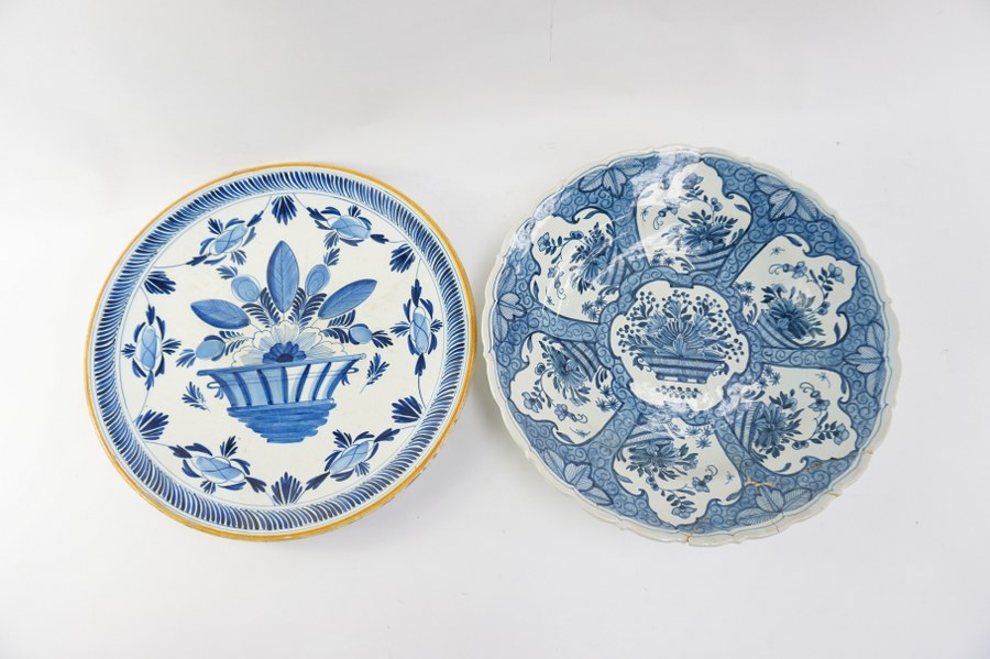 Lot de deux plats en faïence de Delft à décor floral bleu sur fond blanc. Diam. : environ 35 cm. Accidents et restaurations (l'un fendu et recollé).