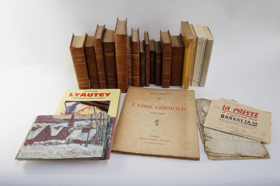 Lot d'une vingtaine d'ouvrages reliés plein cuir et brochés dont livres d'anthropologie de l'Entre-deux-guerres, romans, ouvrages religieux.
