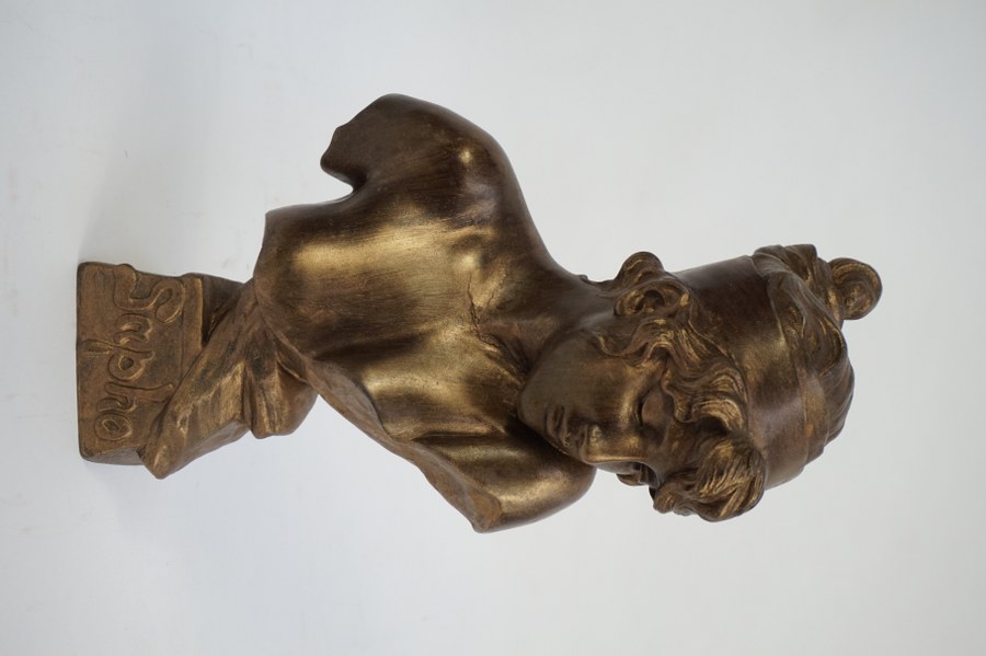 Emmanuel VILLANIS (1858-1914) d'après. Sapho. Buste en régule dorée. Fonte d'édition ultérieure. 32 cm. Accidents.