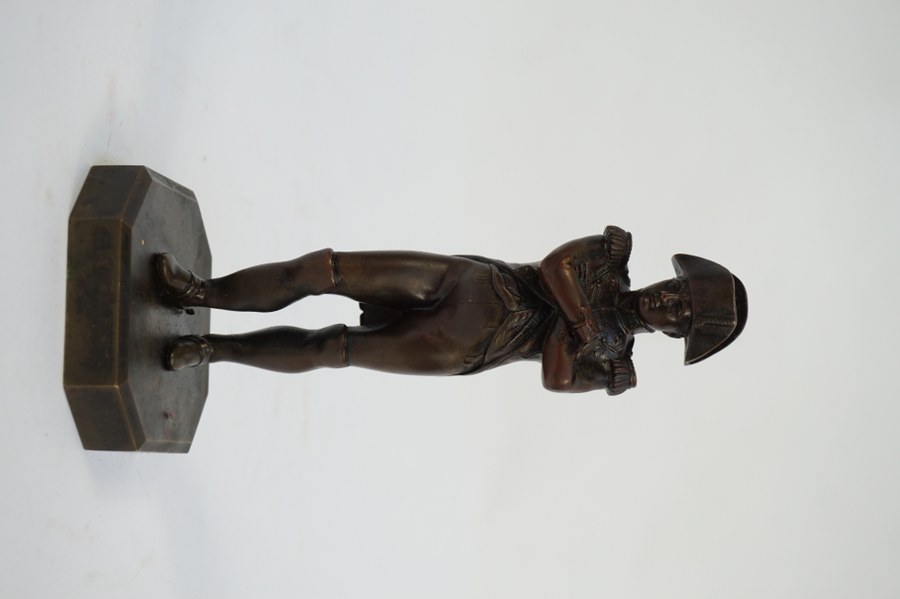 Ronde-bosse de Napoléon Ier en pied. Bronze. H. : 17 cm.