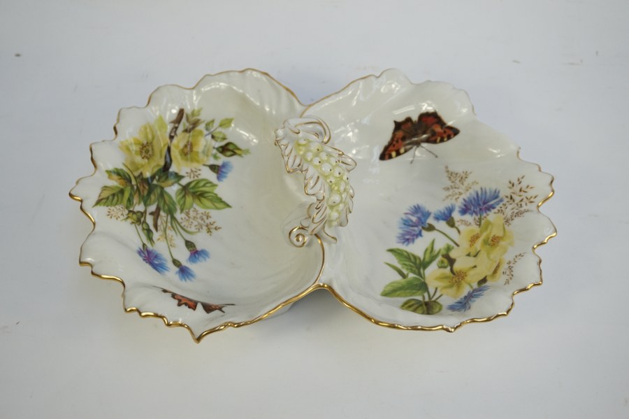 Coupelle en porcelaine à décor de fleurs et papillons. Signée CFH GDM Paris 1891 sous la base. 13 x 35 cm. Éclat en bordure.