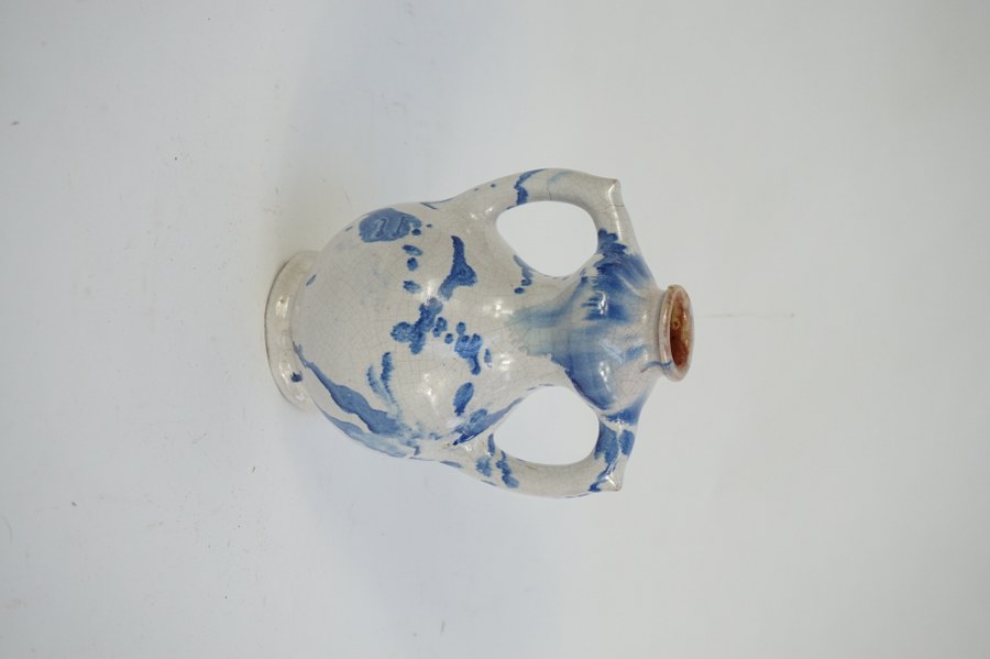 Vase à anses en terre cuite à glaçure bleu et blanche. Marque Bavent sous le pied.