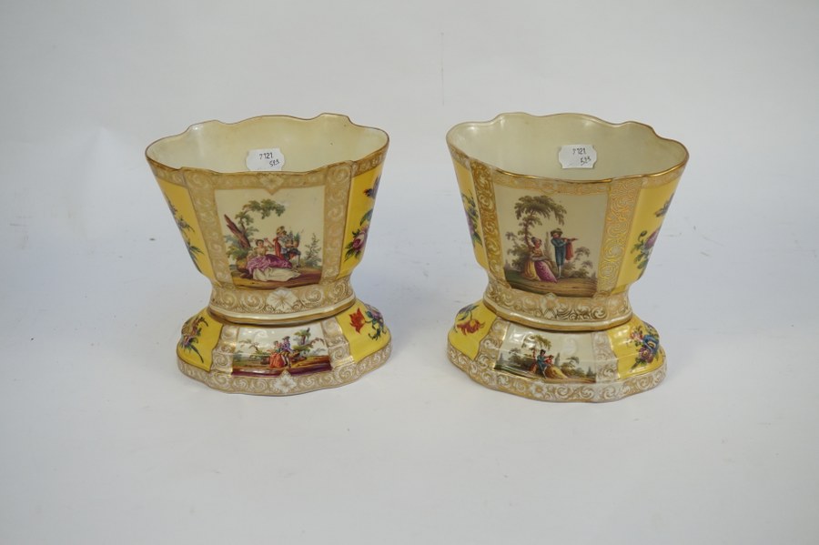 Paire de vases en deux parties Louis Philippe à décor de scène galante en procelaine. H. : 19,5 cm.