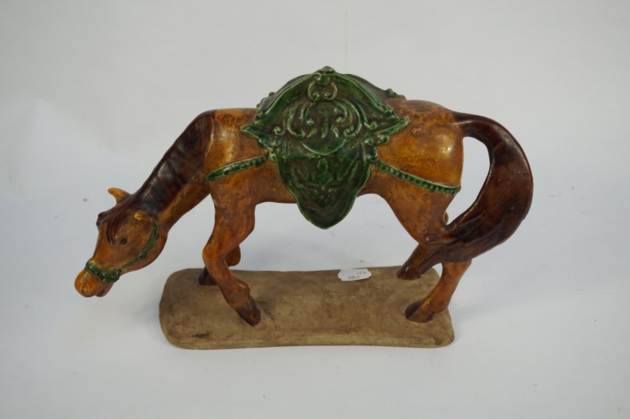 Cheval en terre cuite vernissé. H. : 24 cm.