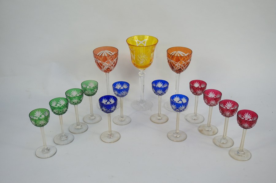 12 petits verres de couleur en cristal coloré multicouches gravé, on y joint 3 verres de couleur en cristal de même type.