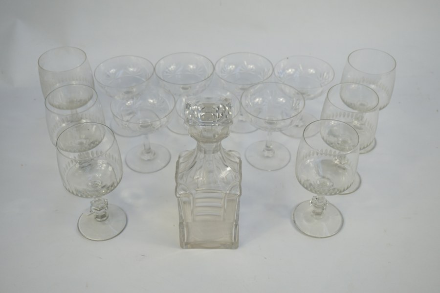 Lot de verres et coupes cristal. ON Y JOINT Une carafe à liqueur.