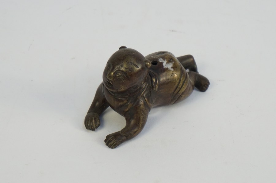 Bronze. Jeune enfant asiatique faisant du quatre pattes. Percé sur le dos et sur le ventre.