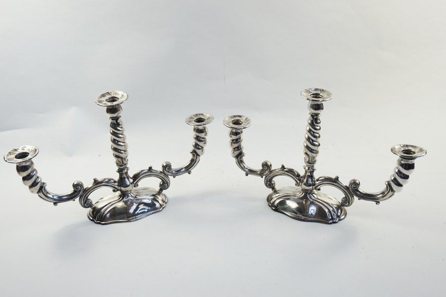 Paire de flambaux à trois bras de lumière en argent 800°°°. 550 gr.