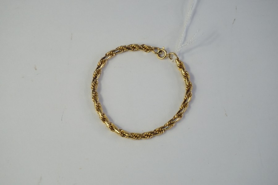 Bracelet en métal doré à mailles torses. Poids : 10,30 gr.