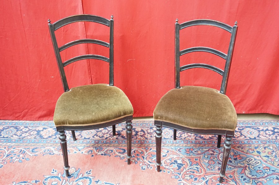 Paire de chaises en bois noirci tendues de velours kaki. Époque Napoléon III.