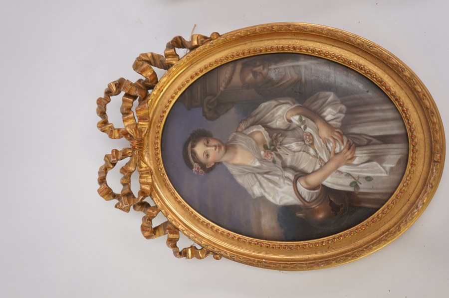 d'après Jean-Baptiste GREUZE (Tournus, 1725 - Paris, 1805). Tableau sur porcelaine représentant La cruche cassée. Encadrement de style Louis XVI. 24 x 17 cm. Rares et petits accidents au cadre.